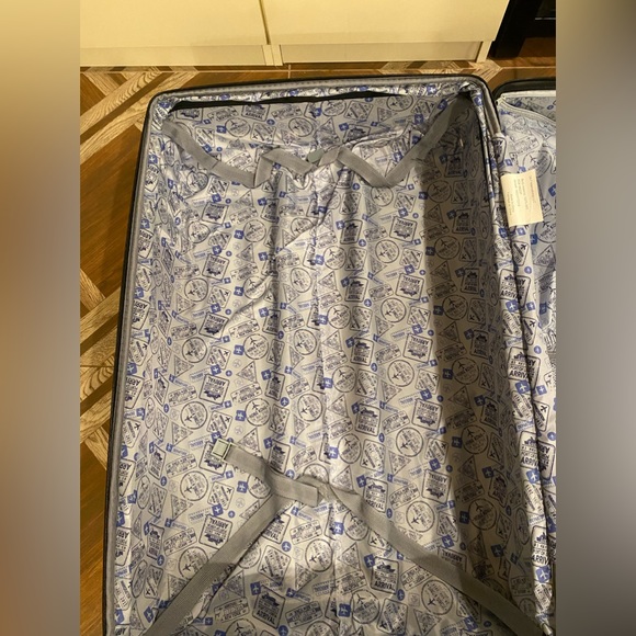 Lucas suitcase 32‘‘. Never used. Bought but couldn’t return it anymore. - Picture 5 of 5